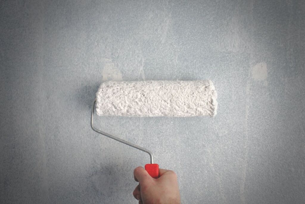 Peinture ou papier peint : comment choisir pour ses murs ?