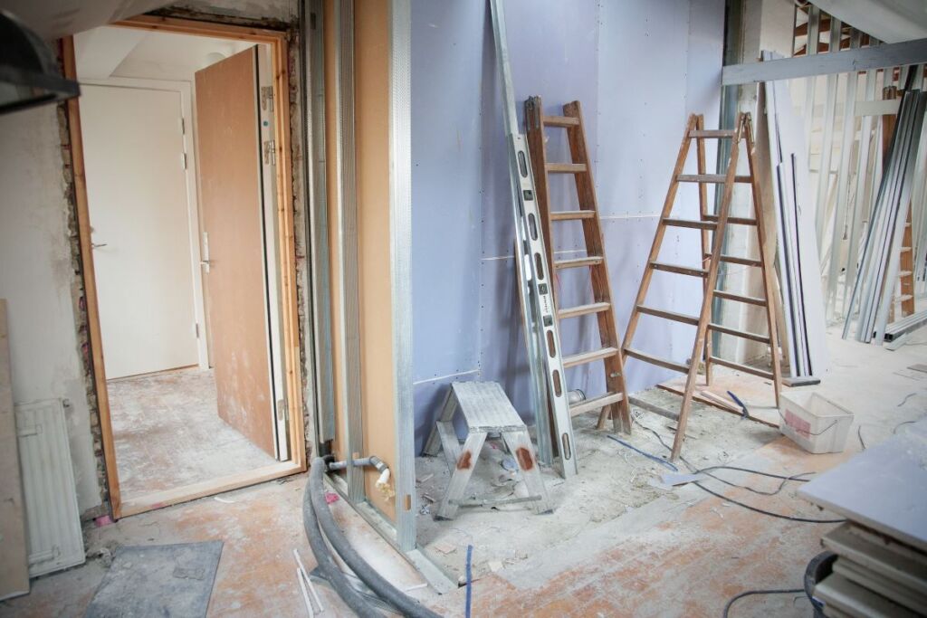 Artisan qualifié intervenant sur un chantier de rénovation